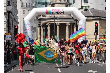 ...London noch schwerer, denn die Pride Parade begann bereits am Freitag und fand am Samstag ihren Höhepunkt, als sage und s...