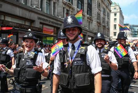 ...mitzumarschieren und ihre Solidarität mit den Schwulen, Lesben, Bisexuellen und Transgendern mit Make-up und Ansteckern a...