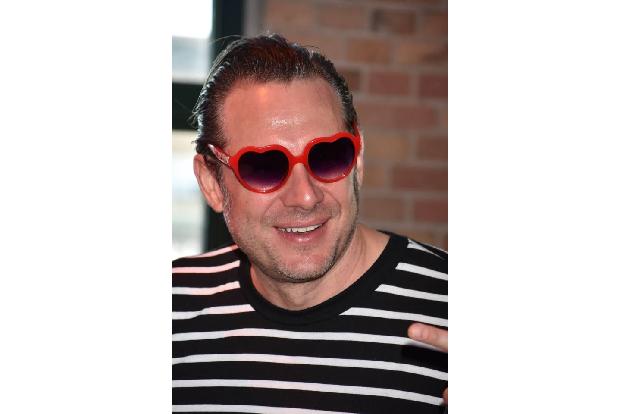 ...Rockstar Sascha Vollmer Herzchen in den Augen. Na gut, die Herzchen sind eine Sonnenbrille und sie gelten wohl auch nicht...