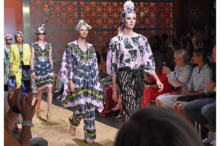 ...neuesten Geniestreiche von Marc Cain zu präsentieren. Die Mode kam getreu der Saison sommerlich, bunt und vor allem leich...