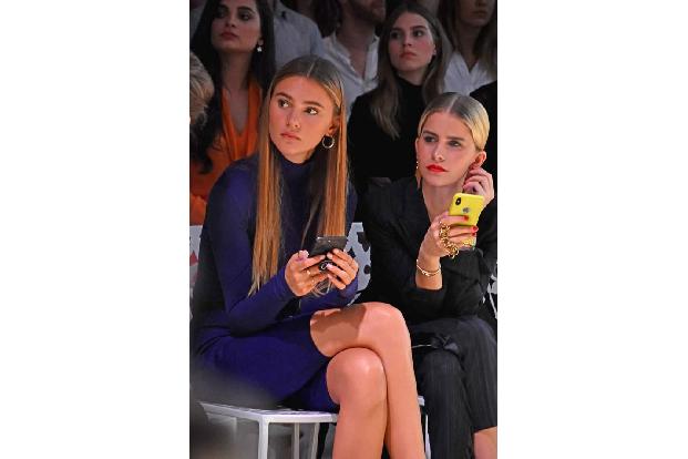 ...den Influencern Stefanie Giesinger und Caro Daur: Mit höchster Konzentration verfolgten sie die Modenschau - und machten ...
