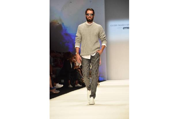 ...Fashion-Passion spiegelt sich in den Laufsteg-Looks wieder. Mit cooler Sonnenbrille und legerem Outfit läuft dieses Männe...