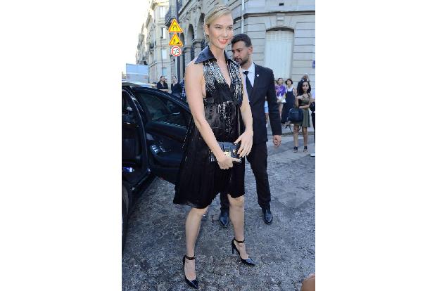 ...ihre amerikanische Kollegin Karlie Kloss erschien in klassisches Schwarz gekleidet, in einem tief ausgeschnittenen Neckho...