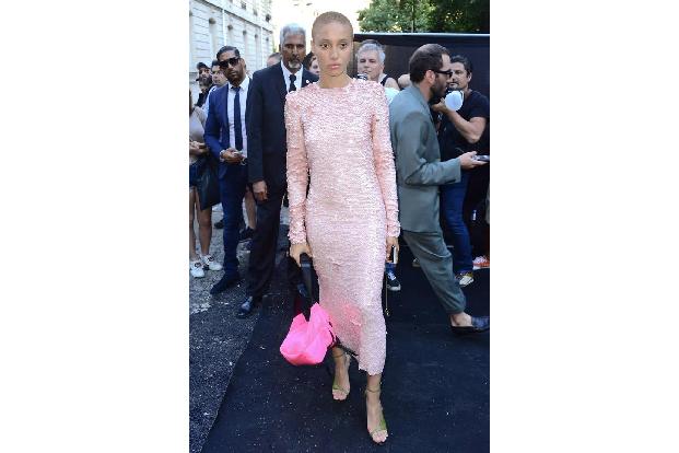 ...geradlinig lief es für Adwoa Aboah, bis sie auf dem Fashion-Olymp angekommen war. Doch die Schönheit arbeitete hart an si...