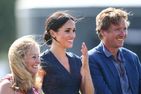 ...ist Meghan Markle und sie fiebert offensichtlich bei etwas mit. Jetzt geht Ihnen ein Licht auf? Genau, der sportliche Typ...