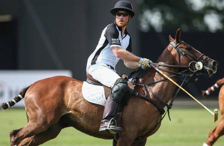 ...Prinz Harry, der beim diesjährigen Sentebale ISPS Handa Polo Cup im Royal County of Berkshire Polo Club vollen Einsatz ze...
