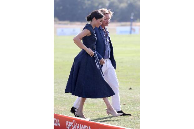 ...durfte während der Halbzeit des Polospiels der von den vielen Schlägen nach dem Ball aufgeraute Rasen platt getreten werd...