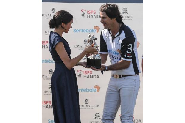 ...auch Polo-Star Nacho Figueras gehört, gewann das Charity-Match. Meghan wurde die große Ehre zuteil, dem Argentinier den P...