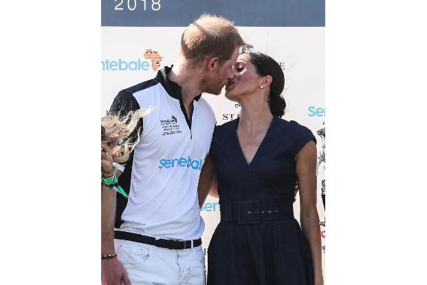 ...Harry und Meghan sich vor den Augen aller zärtlich küssten. Berichten zufolge wurde diese niedliche Geste mit einem kolle...