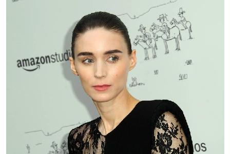 ...Leinwand-Beauty Rooney Mara auf der Veranstaltung - aber ehrlich: Das überrascht uns nicht bei dieser zarten Elfe. Man ka...