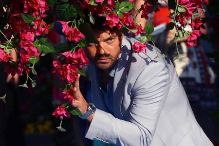 Warum versteckt sich Dominic Cooper wohl im Rosenbusch statt grinsend für die Fotografen zu posieren? Könnte es sein, dass e...