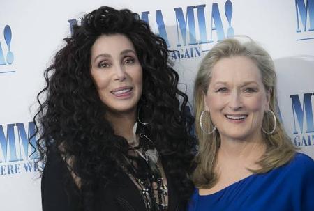 ...etwas seltsam scheint: Sie spielt Ruby Sheridan, die Mutter (!) von Meryls Filmcharakter Donna. Die 72-jährige Cher und d...
