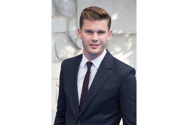...Newcomer Jeremy Irvine, der hübsche Brite, der 2013 einige Monate mit Sängerin Ellie Goulding liiert war. Und tatsächlich...