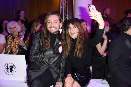...It-Boy Riccardo Simonetti mit Natalia Avelon gehörten zu den Glücklichen, die bei der Eröffnung im Kronprinzenpalais dabe...