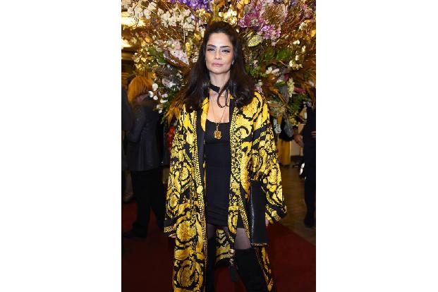 ...nicht nur die berühmten Designs von Gianni auf dem Laufsteg und in der Ausstellung, sondern auch an Stars wie Shermine Sh...