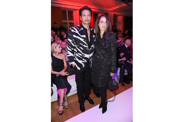 ...sogar die Models Marcus Schenkenberg und Pat Cleveland bewundern. Andere Promis schlugen zwar auf, hatten sich modisch ab...