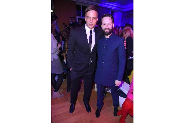 ...nichts getraut - wie Tom Wlaschiha und Franz Dinda. Doch ein eleganter Anzug ist ja nie eine schlechte Wahl. Die Gästelis...