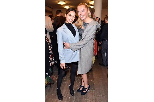 ...Schauspielerin Gizem Emre und Autorin Anna Frohmader. 1994 hatte Gianni Versace übrigens seine erste Ausstellung in Berli...