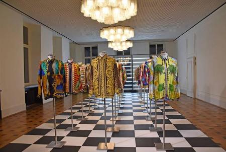 ...steht nun also die Gianni Versace Retrospective. Bis 13. April hat man die Gelegenheit, sich selbst ein Bild davon zu mac...