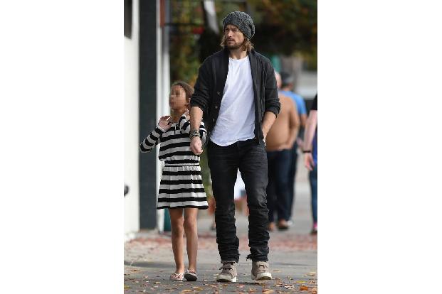 ...bei Gabriel Aubry, der mit seiner Tochter Nahla unterwegs war. Aber bei solch einem schönen Mann braucht es nicht viel, u...