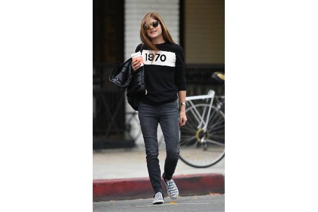 ...Selma Blair eigentlich schon im Jahr 2018 angekommen ist? Ihr Pulli lässt anderes vermuten. Irgendwie will der Januar...