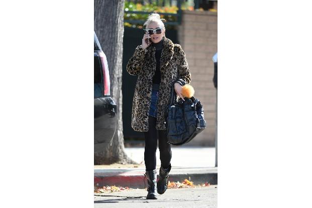 ...Gwen Stefani ist stylingtechnisch immer Verlass! Gut, der Leoprint-Mantel ist jetzt auch nichts Neues mehr, cool ist er a...