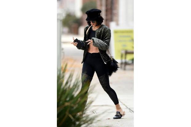 ...Vanessa Hudgens und ihr Look. Vielleicht warten wir einfach auf die bald startende Fashion-Week-Saison. Da sollten doch e...
