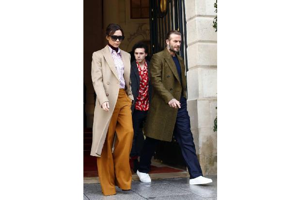 Die Beckhams sind in Paris! Victoria und David (er macht ja unter anderem Mode für H&M) müssen in ihrer Funktion als Designe... Die Beckhams sind in Paris! Victoria und David (er macht ja unter anderem Mode für H&M) müssen in ihrer Funktion als Designe...