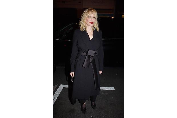 ...Rocklegende Courtney Love richtig brav unterwegs. Mal sehen, wer sich bei der Paris Fashion Week Men's noch zeigen wird -...