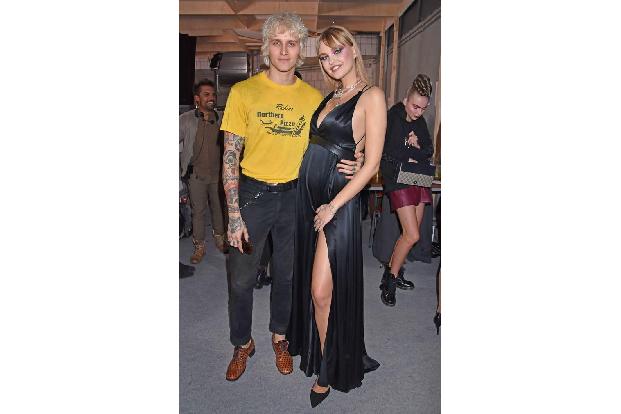 Die Gerüchte scheinen wirklich wahr zu sein! Bonnie Strange präsentierte sich auf der Maybelline Show nicht nur mit ihrem Fr...
