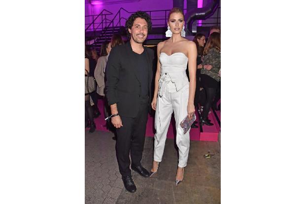 ...Boris Entrup! Der Make-up Artist arbeitet eng mit Maybelline zusammen. Deshalb posiert auch Lena Gercke gern mit ihm, die...