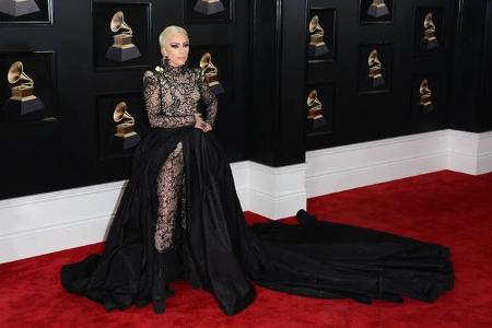 ...den Grammys wie bei den Golden Globes stark vertreten. Promis wie Lady Gaga zeigten damit wieder einmal ihre Unterstützun...
