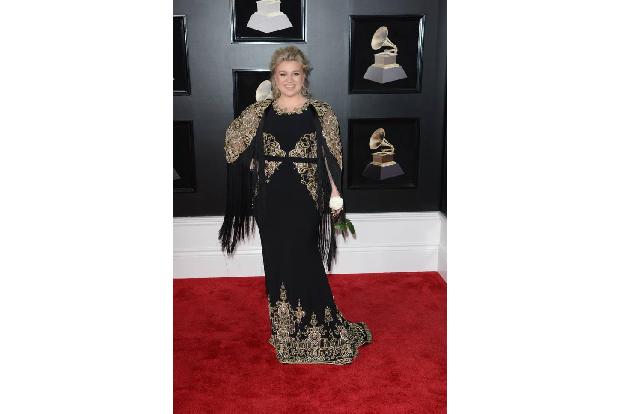 ...unter anderem auch Kelly Clarkson mit. Damit symbolisierten die Promis ihre Solidarität mit der #MeToo-Bewegung. Darauf w...