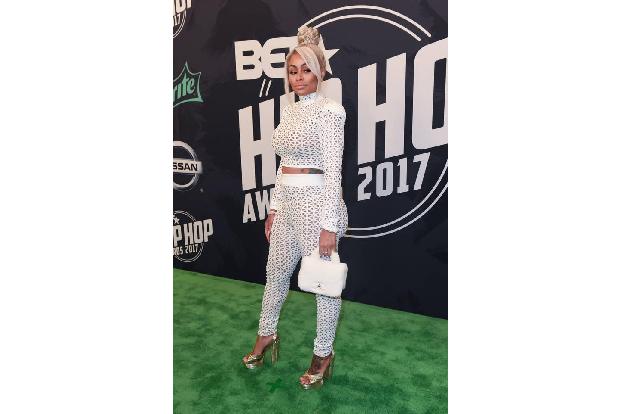 ...Blac Chyna das Laufen auf sehr highen Heels wirklich besser kann, als das Laufen in Sportschuhen. Aber Übung macht bekann...