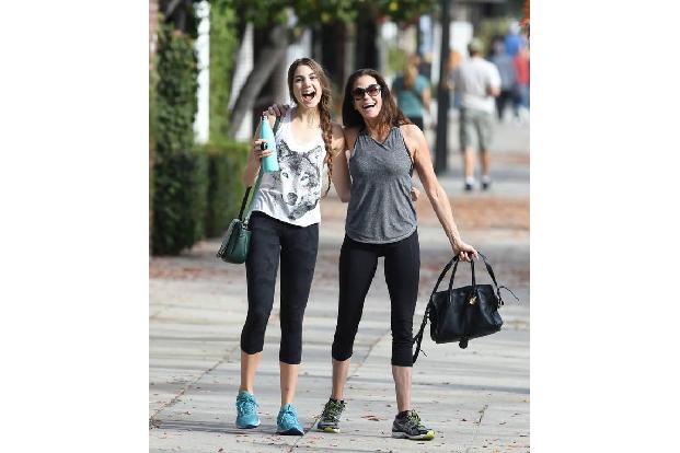 So viel Spaß kann Sport machen! Schauspielerin Teri Hatcher und ihre Tochter haben sich gleich am 1. Januar ins Fitnessstudi...