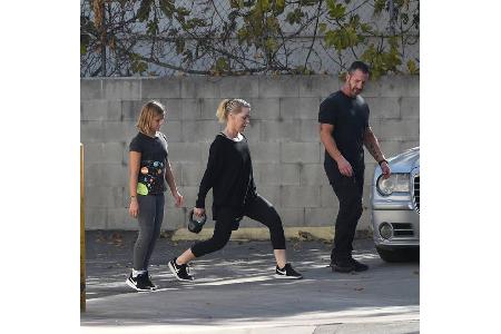 ...Hilfe eines Personaltrainers, ihrer Tochter Fiona und Lunges versucht Jennie Garth den überflüssigen Pfunden, die über di...