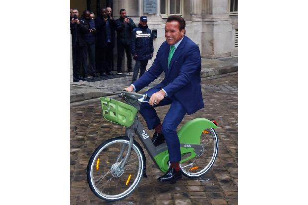 ...das doch eine Spur zu anstrengend ist, der kann auch klein anfangen: Radeln Sie doch mal wie Arnold Schwarzenegger mit de...