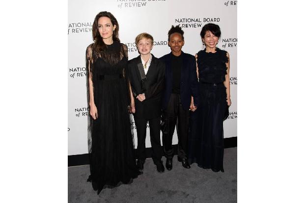 Angelina Jolie brachte zur National Board of Review Gala gut gelaunte Unterstützung mit: ihre Töchter Shiloh und Zahara sowi... Angelina Jolie brachte zur National Board of Review Gala gut gelaunte Unterstützung mit: ihre Töchter Shiloh und Zahara sowi...
