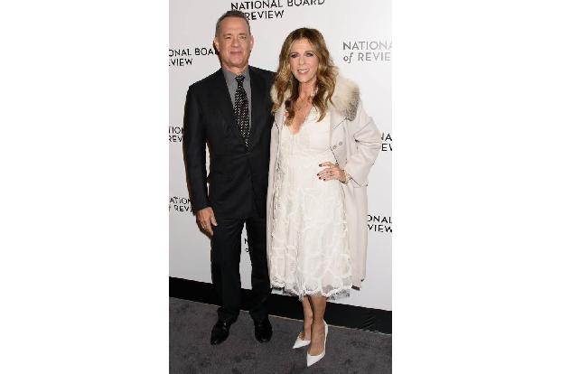 ...auch einem dieser beiden hier einen Award ein. Klar, dass es sich dabei um Tom Hanks handelt. Seine Frau Rita Wilson freu...