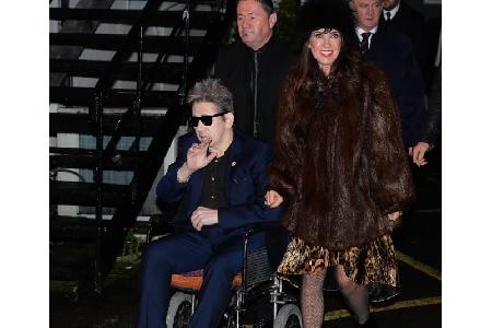 Shane MacGowan wurde am 25. Dezember 2017 60 Jahre alt. Dass das zusammen mit seiner Lebensgefährtin Victoria Mary Clarke so... Shane MacGowan wurde am 25. Dezember 2017 60 Jahre alt. Dass das zusammen mit seiner Lebensgefährtin Victoria Mary Clarke so...