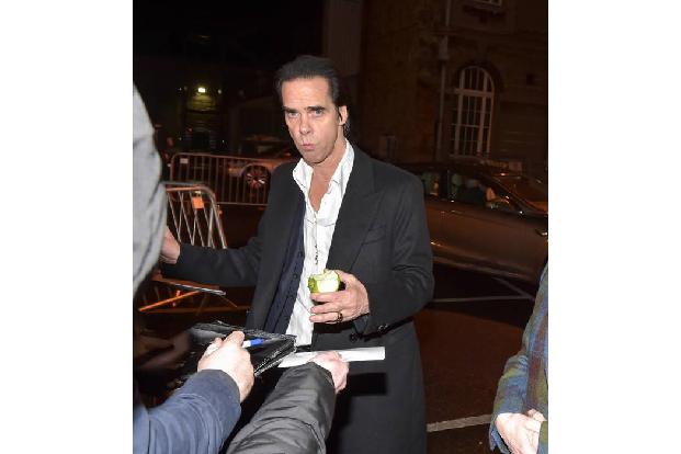 ...Nick Cave. Der Künstler genoss noch einen Apfel, während er den wartenden Fans Autogramme gab. So machen das Rockstars an...