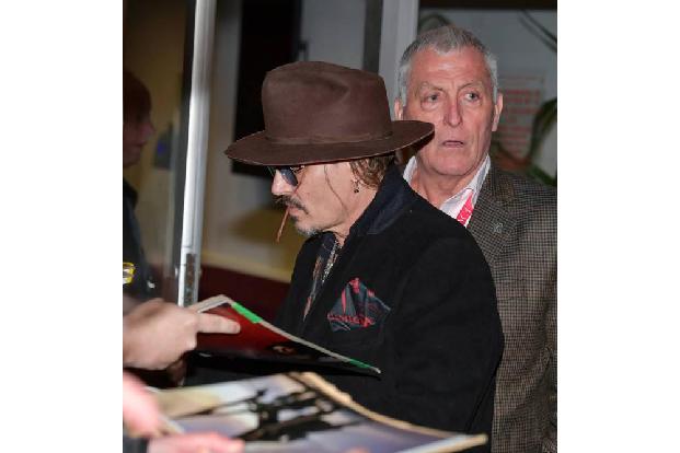 ...nebenbei noch ein wenig Musik machen, schreiben einfach nur Autogramme. Ganz ohne Apfel. Dafür griff sich der gute Johnny...
