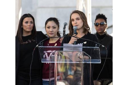 Die Schauspielerinnen Eva Longoria, Constance Wu und Natalie Portman waren am Samstag in Los Angeles nicht die einzigen, die... Die Schauspielerinnen Eva Longoria, Constance Wu und Natalie Portman waren am Samstag in Los Angeles nicht die einzigen, die...