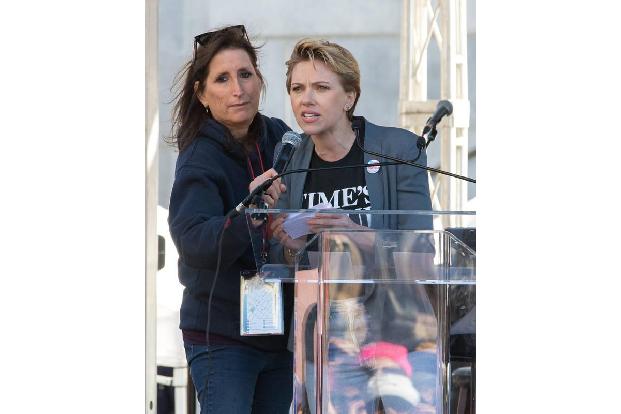 ...Bühne beim Women's March betraten, um ihre Stimme deutlich für die Gleichberechtigung von Frauen und gegen Donald Trump z...