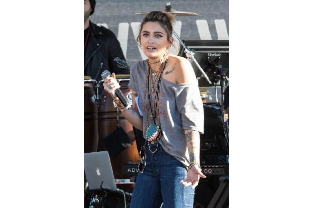...Paris Jackson waren beispielsweise auch mit von der Partie und griffen beherzt zum Mikrofon. Daneben sah man auch noch...