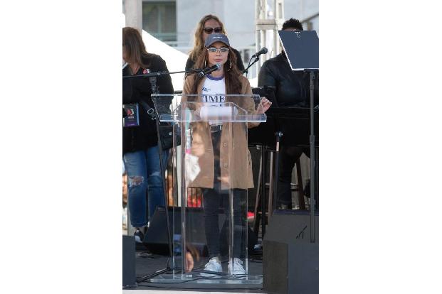 ...sicherlich auch Sarah Hyland teilen kann, die sich sehr geehrt fühlte, dass sie die Bühne in Los Angeles betreten durfte:...