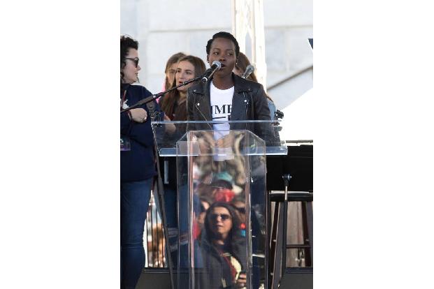 ...außerdem zu den Rednerinnen gehörte, war Oscarpreisträgerin Lupita Nyong'o. Und neben ihr machten sich noch viele weitere...