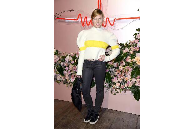 ...wie Schauspielerin Franziska Weisz im ziemlich lässig-eleganten Ensemble. Tja, und was wäre eine Show bei der Berliner Fa...