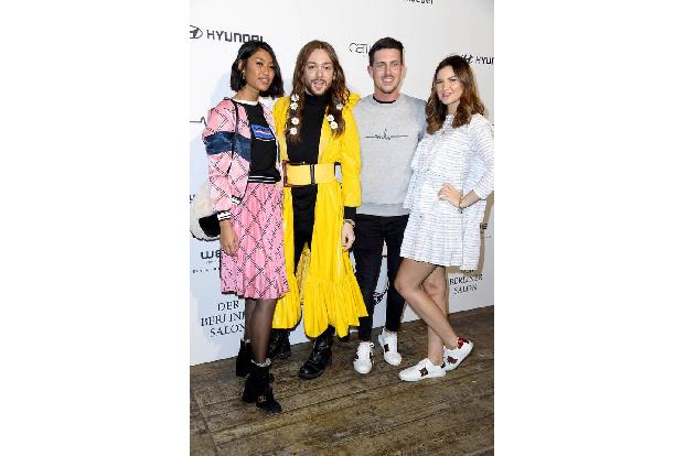 ...Erfolgs-Blogger Riccardo Simonetti? Der griff sich gleich mal Model Anuthida Ploypetch sowie die Youtuber Maren und Tobia...