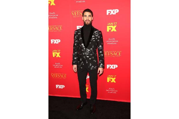 ...Darren Criss als Andrew Phillip Cunanan, der eben jenen Gianni Versace auf den Treppen seiner Villa erschoss. Des Weitere...